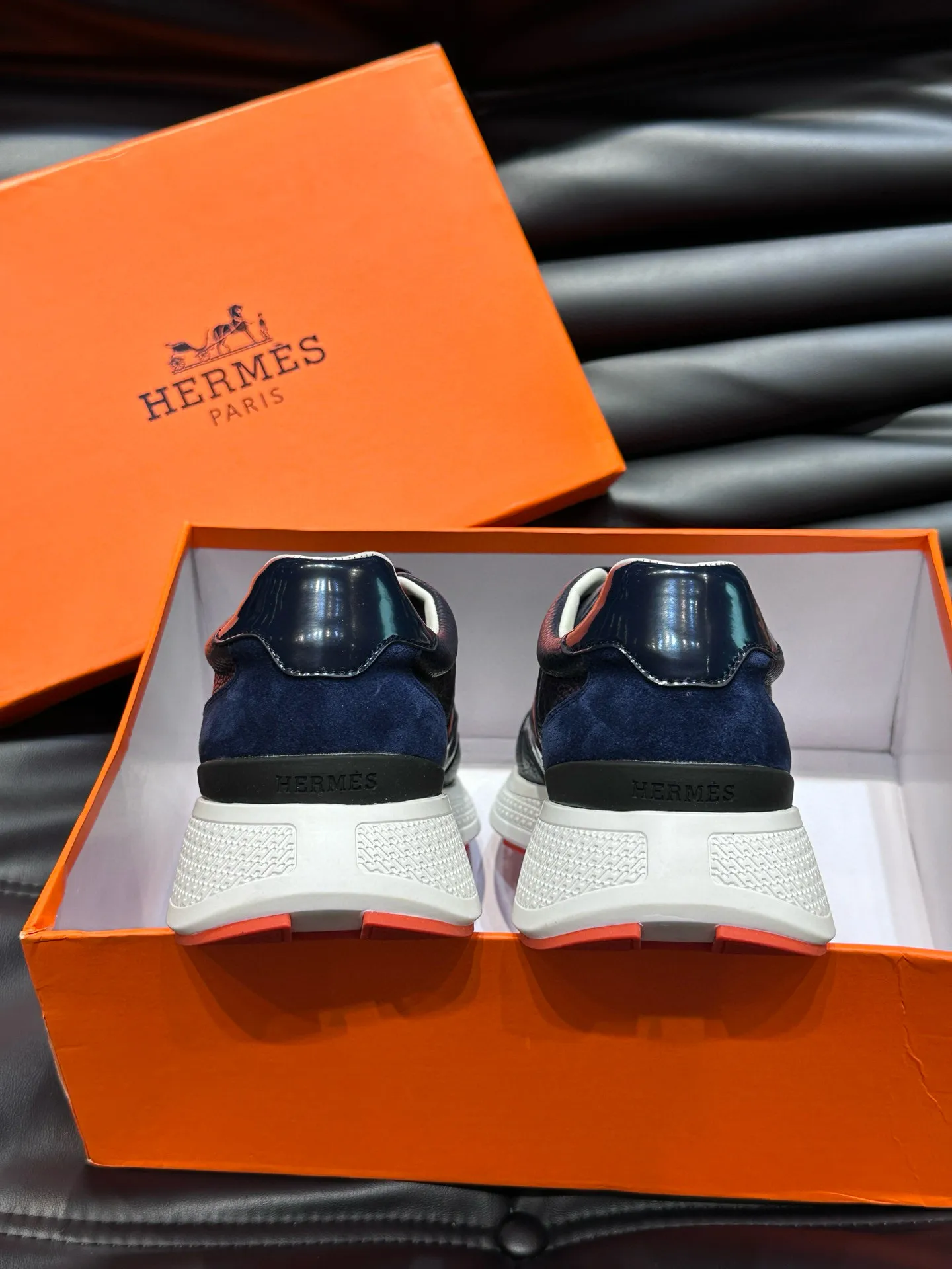 Factory price: 540💰HERMES/Hermes Hugo thick-soled sneakers are casual men's shoes. These sneakers are made of imported first-layer cowhide leather and breathable mesh design. The contrasting color design creates a dynamic and modern shape. The front end of the toe is decorated with natural-color rubber inlays. The style is novel and fashionable. The texture is incomparable, with cowhide lining and cowhide foot pads, the upper foot is comfortable and breathable, and the rubber sole is decorated with geometric patterns and iconic "H" details. A very personal one! Size: 39-44 (customized at 38.45)